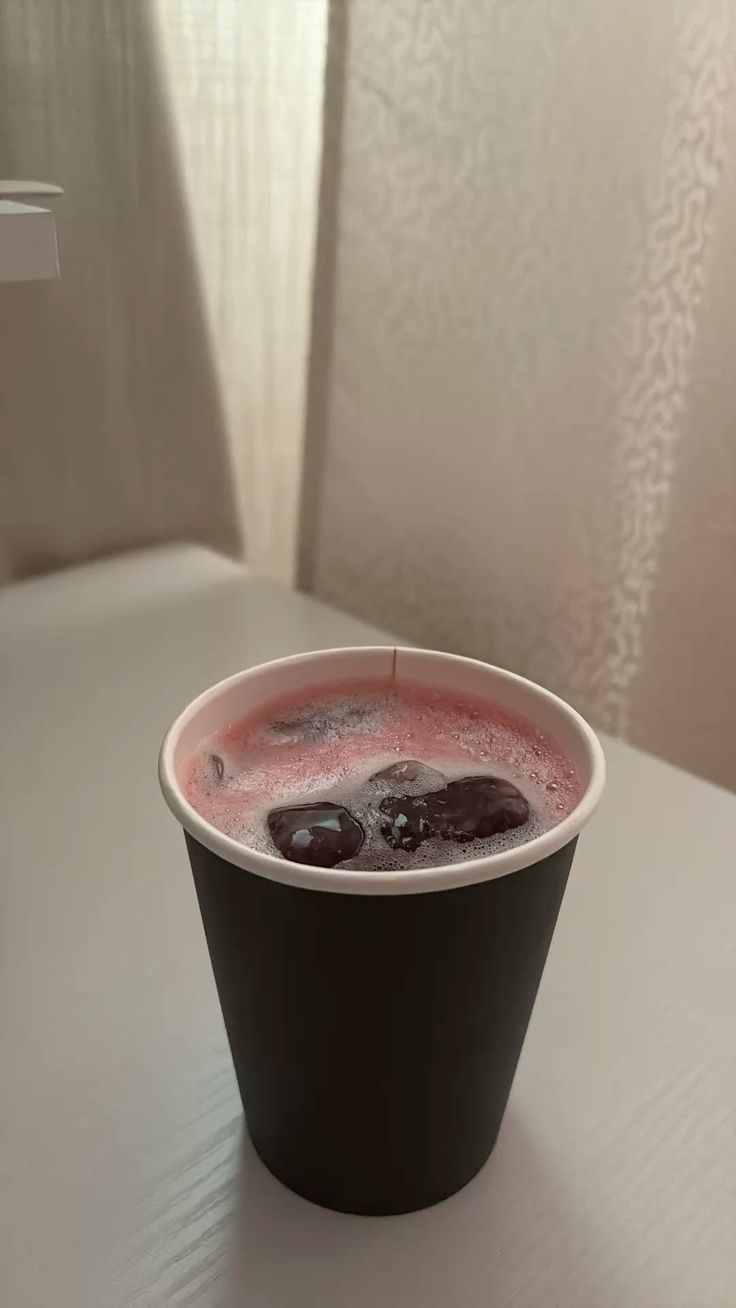 كوب كركديه بارد ومثلج صحي ولذيذ